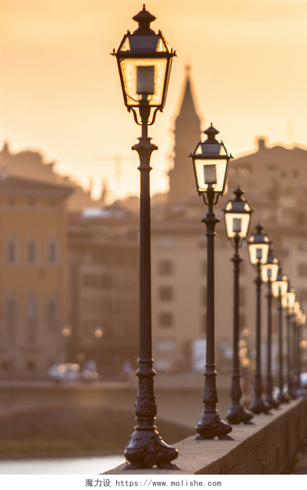 黄昏下城市街头老式路灯在佛罗伦萨，托斯卡纳，意大利城市日落